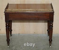 Belle table d'appoint en acajou flammé de style Regency avec tiroir et galerie en laiton.