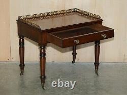 Belle table d'appoint en acajou flammé de style Regency avec tiroir et galerie en laiton.