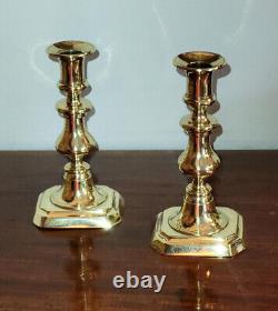 Bonne paire de chandeliers américains de la période classique vers 1840 en laiton moulé à la cire 6.5