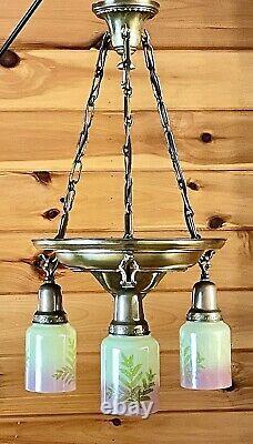 Chandelier en laiton poli à trois bras des années 1920-1930 avec abat-jour en verre antique / vintage