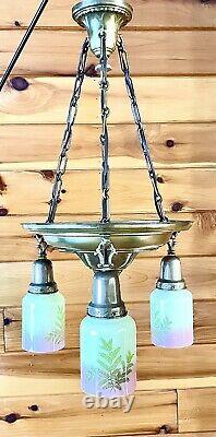Chandelier en laiton poli à trois bras des années 1920-1930 avec abat-jour en verre antique / vintage