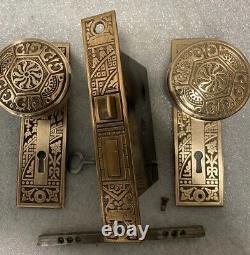 Ensemble de porte en laiton poli antique, serrure, boutons, plaques, par Corbin c1895