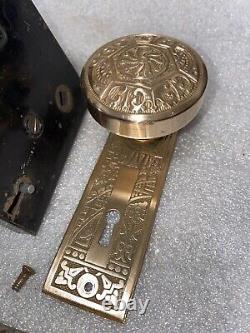 Ensemble de porte en laiton poli antique, serrure, boutons, plaques, par Corbin c1895