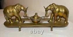 L'antique 1800 Poli Solide En Laiton Lourd Double Éléphant Tenant Support De Lampe À Huile