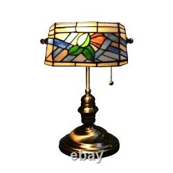 Lampe de bureau en laiton antique avec abat-jour en verre coloré et motif floral de 14 pouces de hauteur