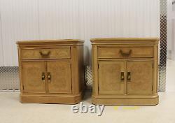 Paire Drexel Heritage Regency Style Ash Burl Tables De Chevet En Bois Cabinets