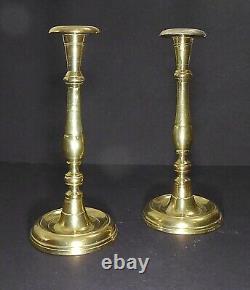 Paire d'anciens chandeliers de Shabbat (Sabbat) en laiton antique, Judaica de Pologne