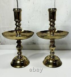 Paire de chandeliers en laiton poli vintage pour autel d'église avec plateau d'égouttement de style milieu de siècle