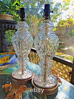 Paire de lampes de style urne en cristal polonais avec bases ciselées vintage