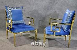 Superbe paire de fauteuils de style Versace en laiton poli avec motif clé grecque en bleu.