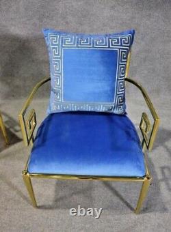 Superbe paire de fauteuils de style Versace en laiton poli avec motif clé grecque en bleu.