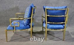 Superbe paire de fauteuils de style Versace en laiton poli avec motif clé grecque en bleu.