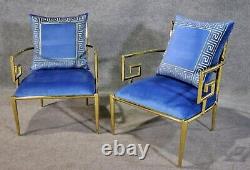 Superbe paire de fauteuils de style Versace en laiton poli avec motif clé grecque en bleu.