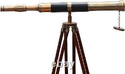 Télescope en laiton antique poli avec trépied en bois supportant un réticule maritime