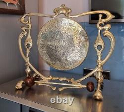 Un impressionnant grand gong de dîner en laiton poli de style Art Nouveau + un battant moderne -gt5